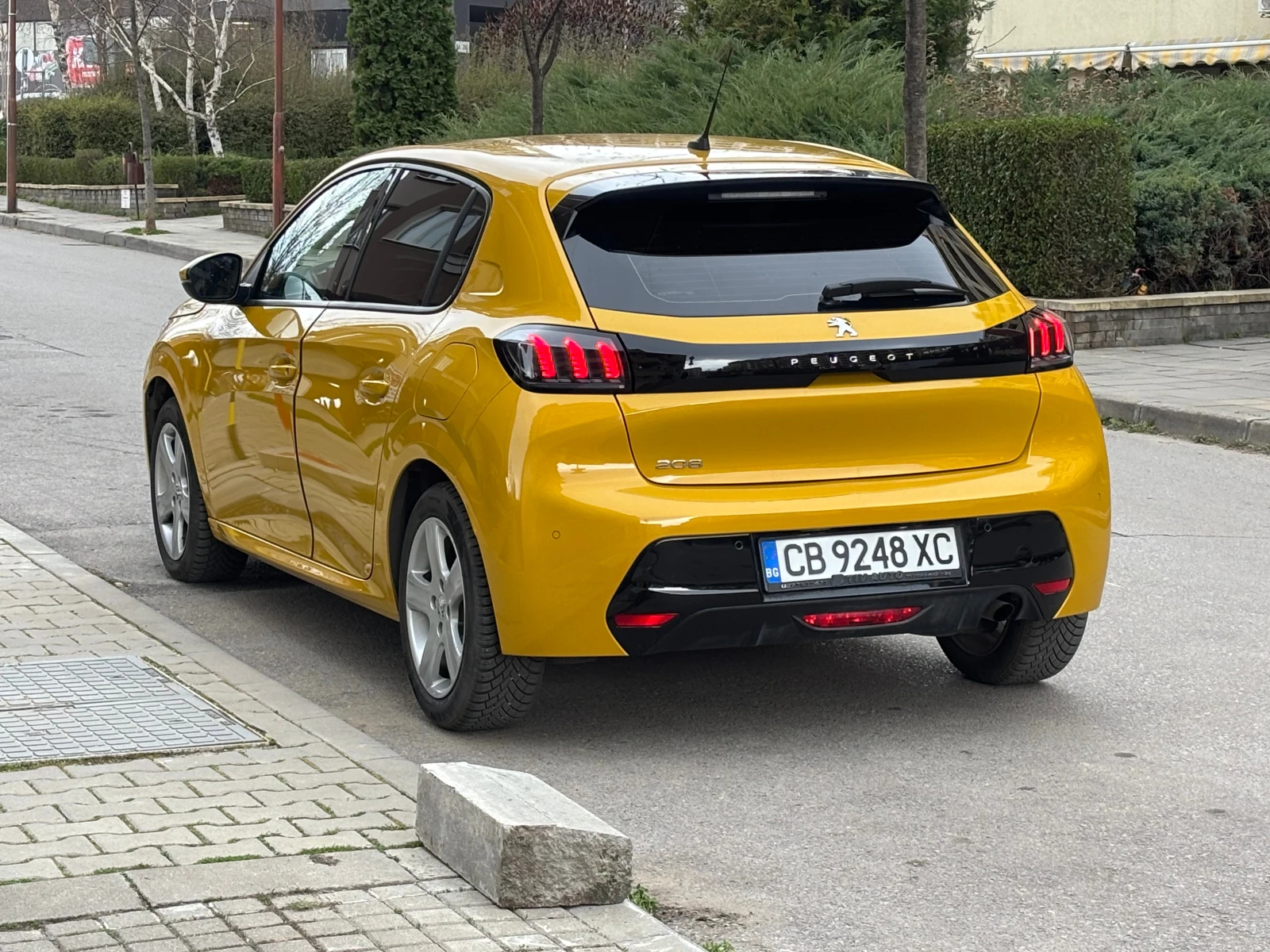 Peugeot 208, снимка 4 - Автомобили и джипове - 54019608