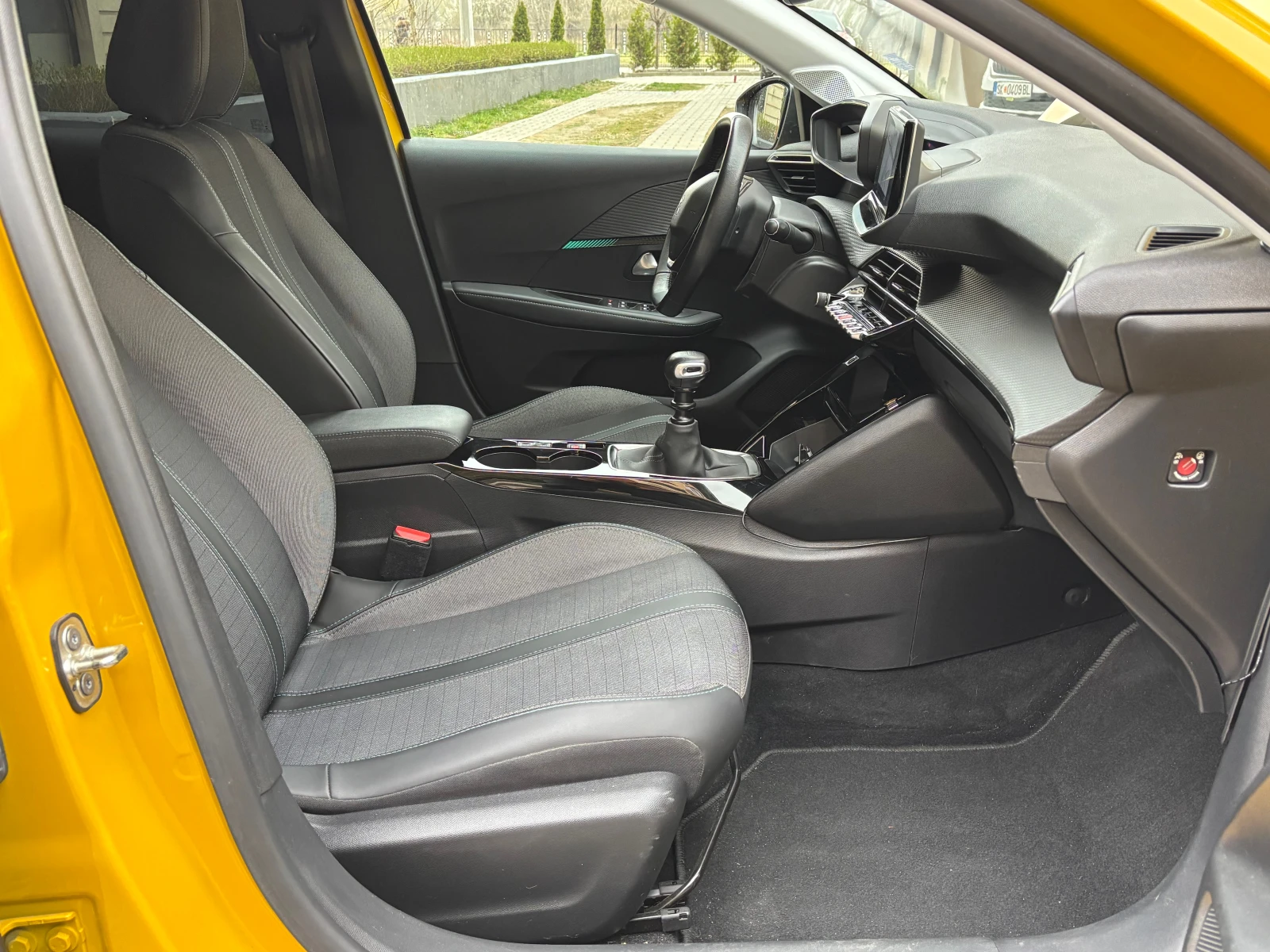 Peugeot 208, снимка 12 - Автомобили и джипове - 54019608