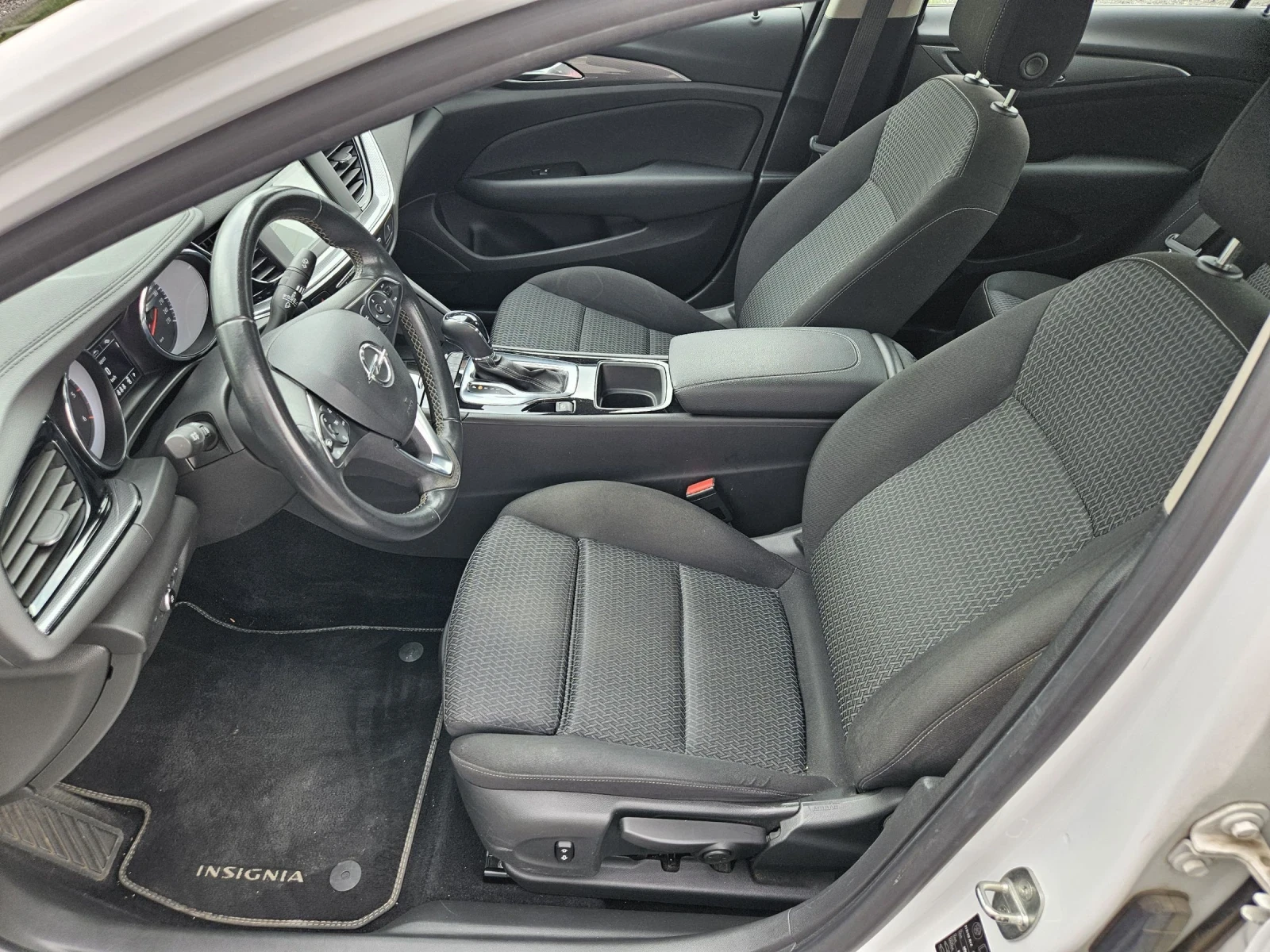 Opel Insignia 1.5d Automatic Euro6, снимка 11 - Автомобили и джипове - 54484274