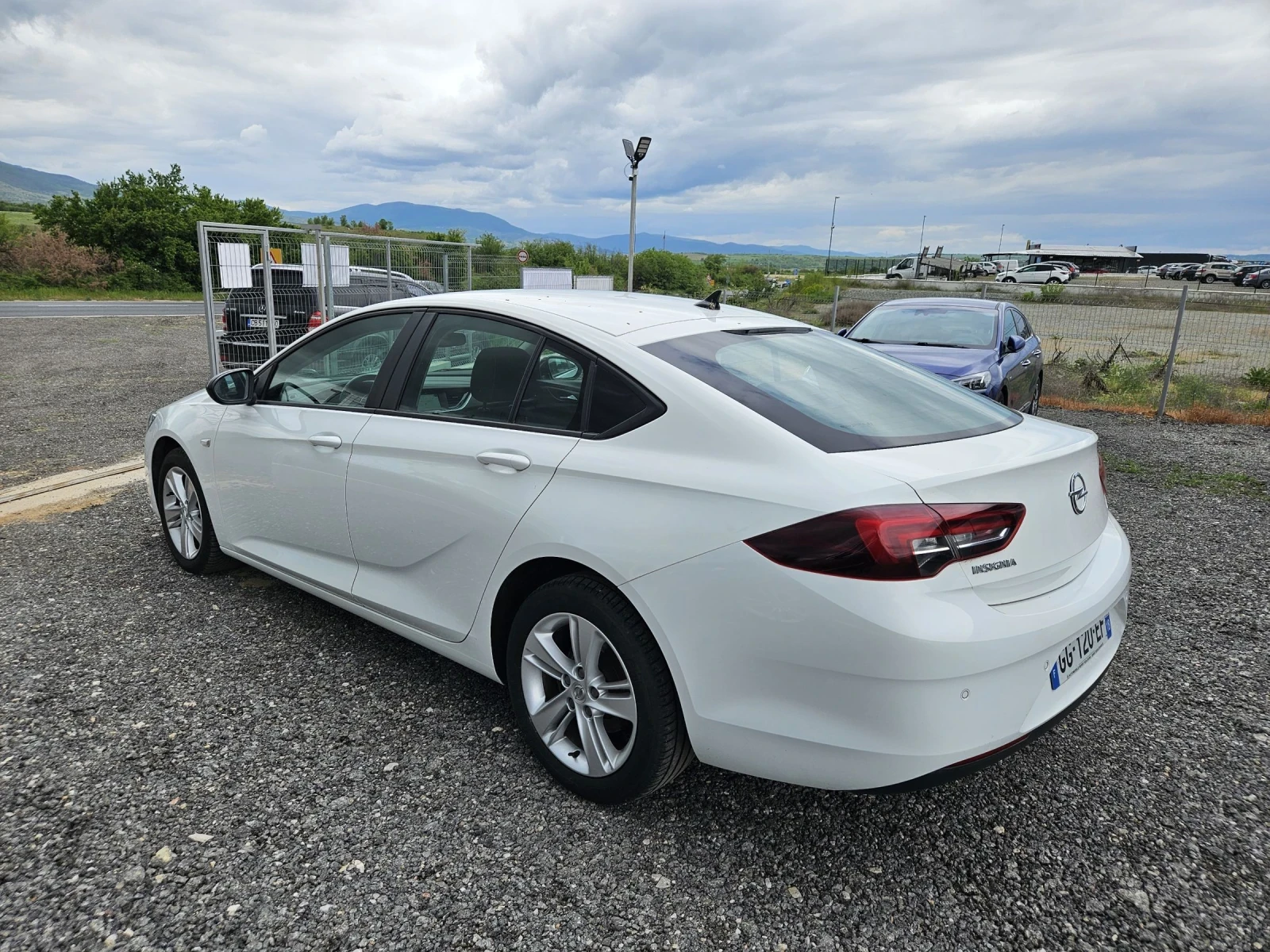 Opel Insignia 1.5d Automatic Euro6, снимка 4 - Автомобили и джипове - 54484274