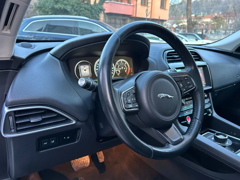 Jaguar F-PACE 2.0D* AWD* PRESTIGE* DIGITAL COCKPIT* PANO* 179000, снимка 12 - Автомобили и джипове - 52839546