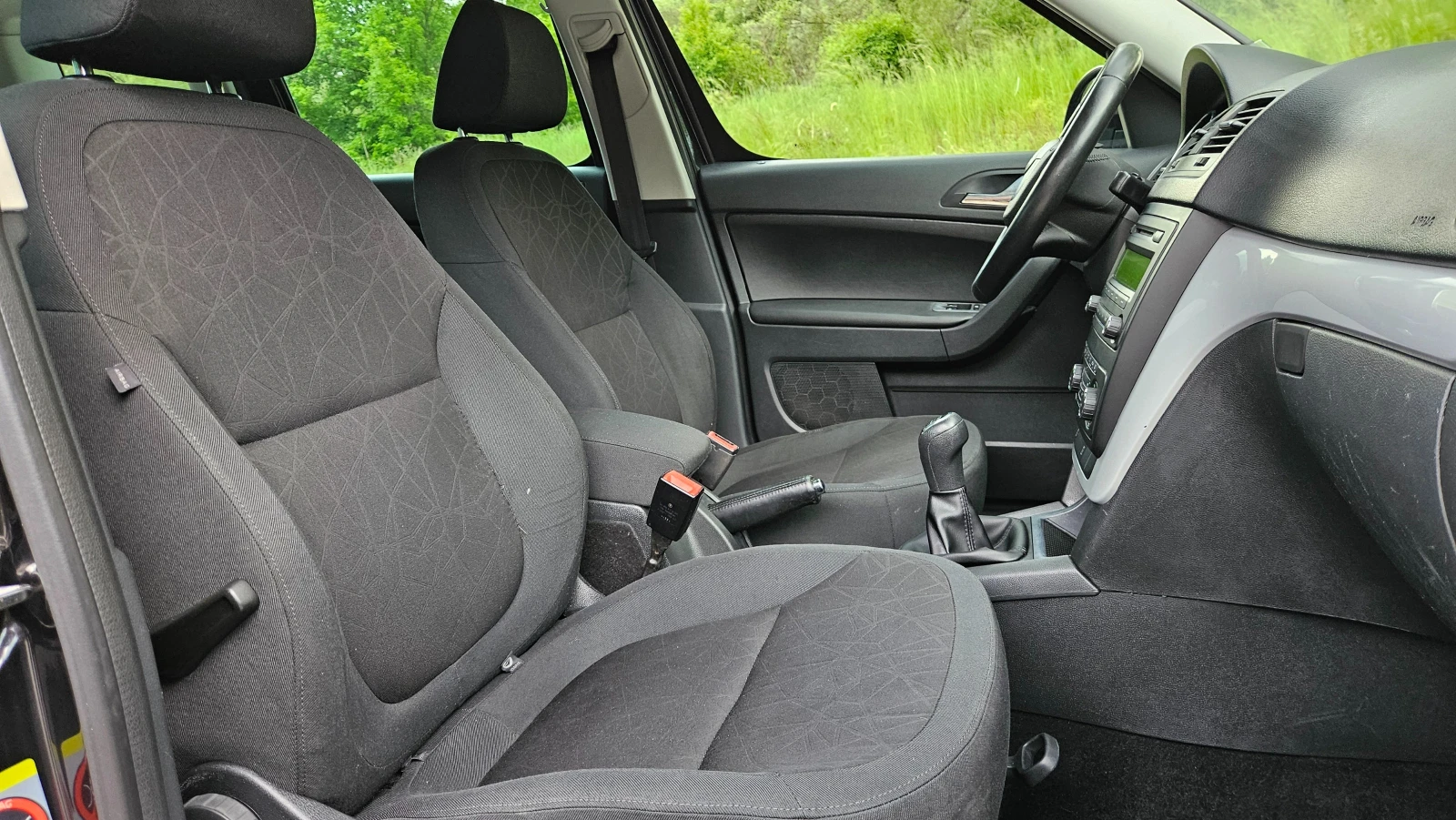 Skoda Yeti 2.0 TDI 4X4/KLIMATRON/TOP, снимка 13 - Автомобили и джипове - 54616541