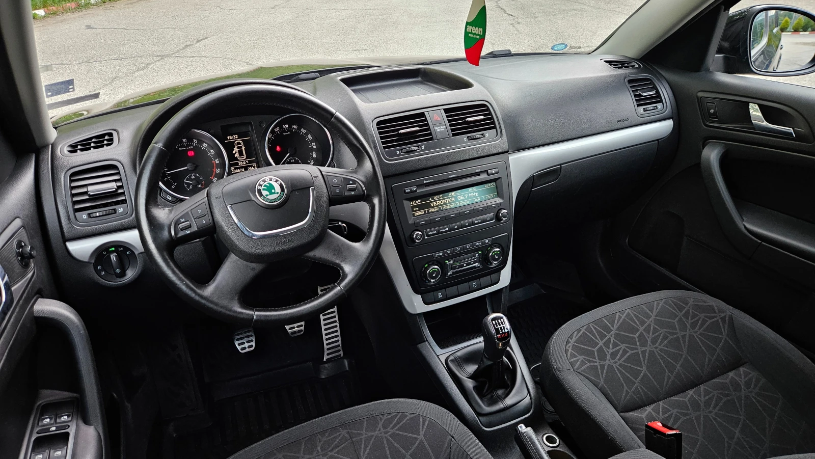 Skoda Yeti 2.0 TDI 4X4/KLIMATRON/TOP, снимка 10 - Автомобили и джипове - 54616541