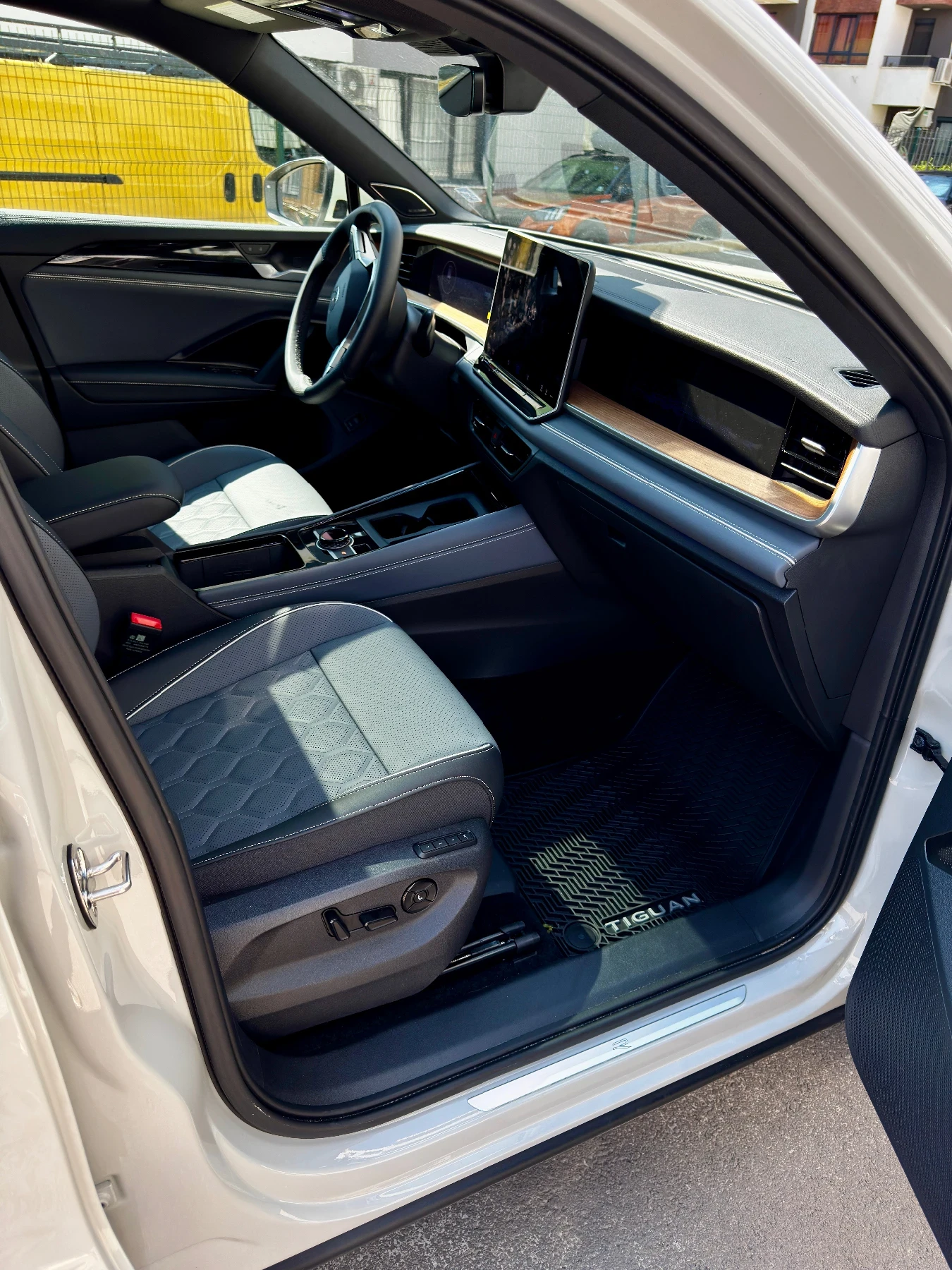 VW Tiguan 2.0 TSI R-Line Plus 4Motion / Гаранция , снимка 10 - Автомобили и джипове - 55342020