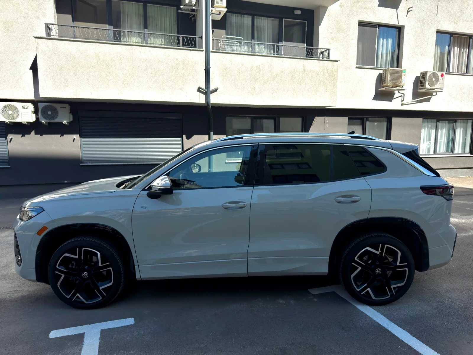 VW Tiguan R-line Plus 2.0 TSI 4Motion / Гаранция / Обслужена, снимка 7 - Автомобили и джипове - 55410427