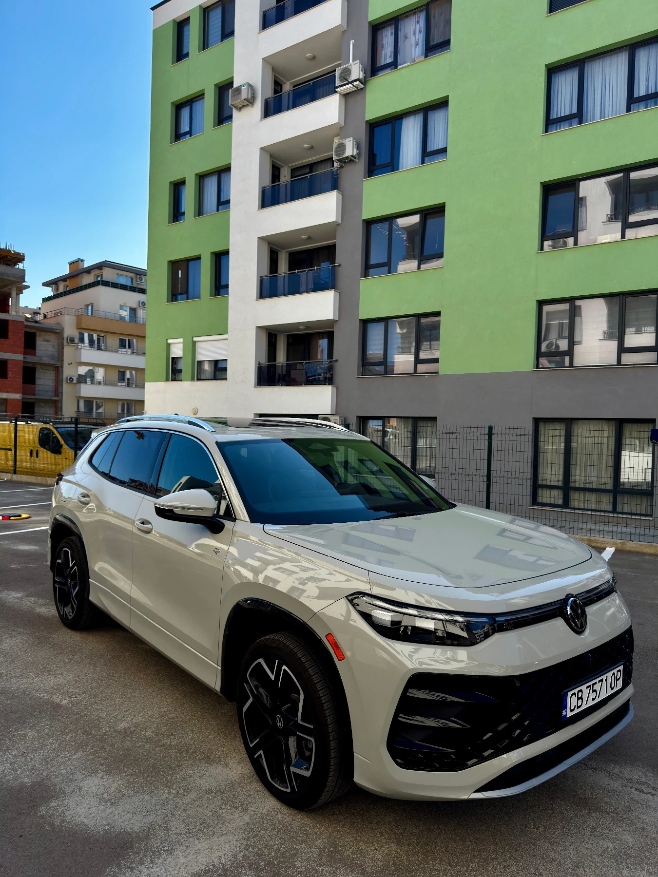 VW Tiguan R-line Plus 2.0 TSI 4Motion / Гаранция / Обслужена, снимка 3 - Автомобили и джипове - 55410427