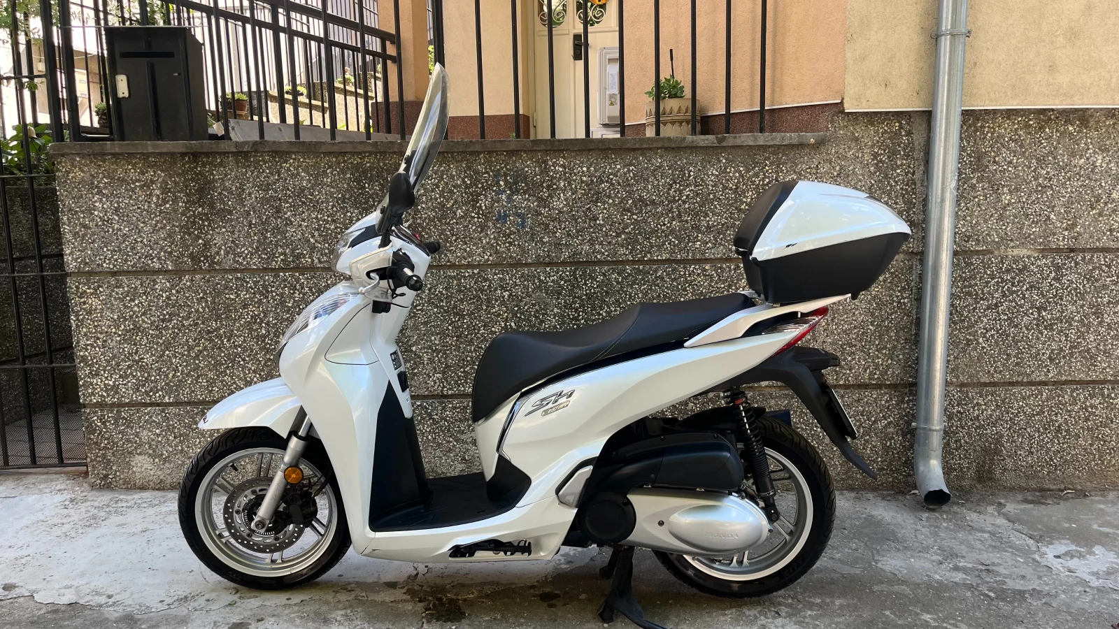 Honda Sh 300 ABS LED KEYLESS, снимка 4 - Мотоциклети и мототехника - 55264236