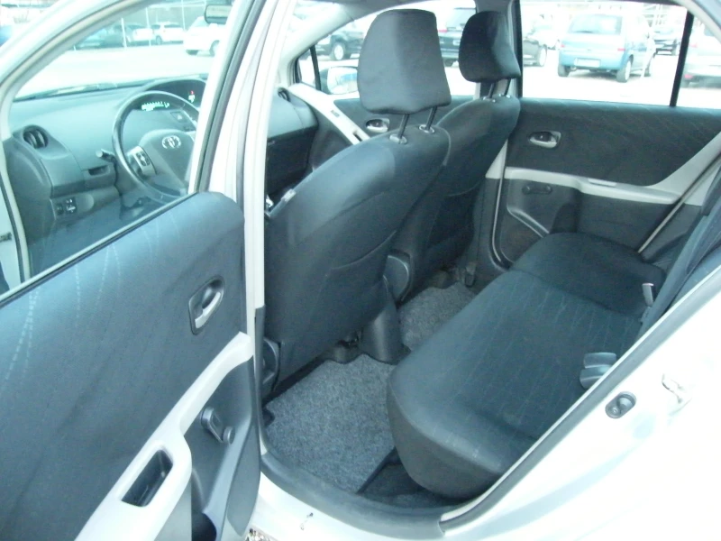 Toyota Yaris 1.3i, снимка 12 - Автомобили и джипове - 48320489