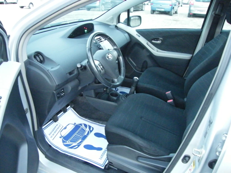 Toyota Yaris 1.3i, снимка 8 - Автомобили и джипове - 48320489