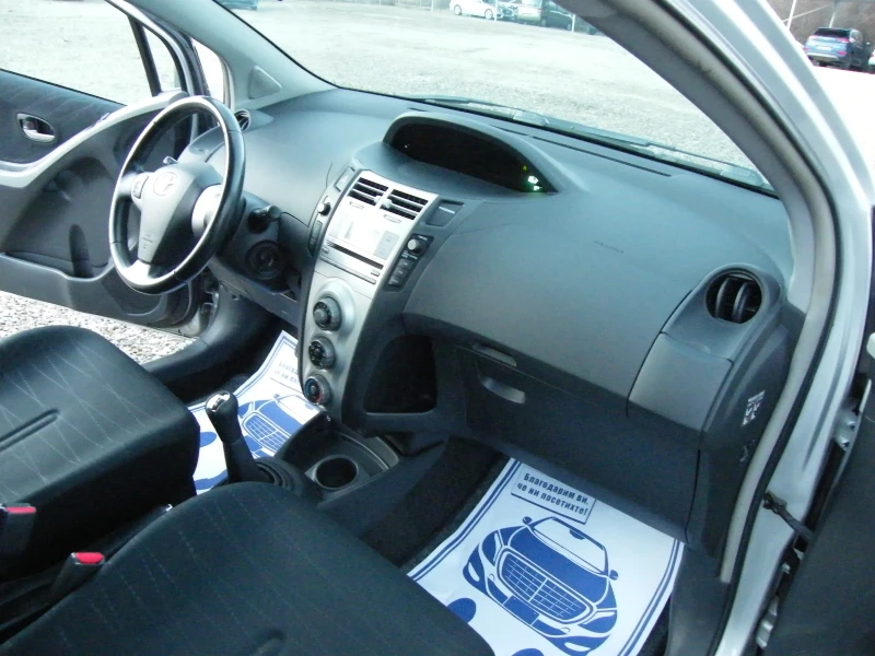 Toyota Yaris 1.3i, снимка 16 - Автомобили и джипове - 48320489