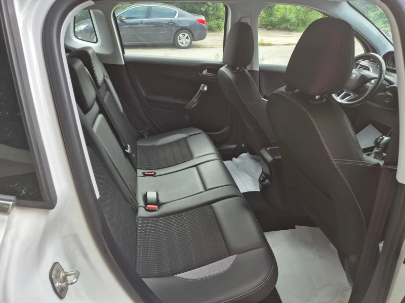 Peugeot 2008 1.2 Бензин ALLURE. PURE TECH, снимка 13 - Автомобили и джипове - 50683307