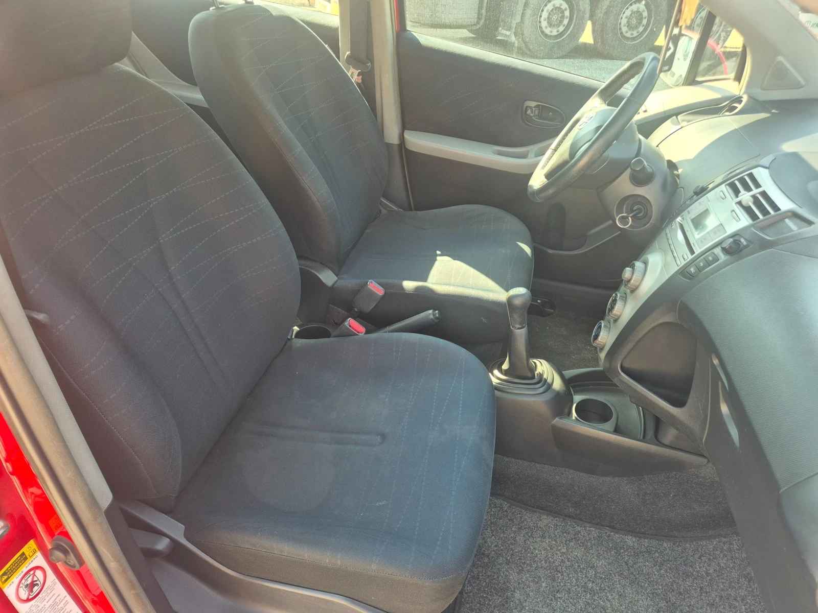 Toyota Yaris 1.0, снимка 9 - Автомобили и джипове - 54877320