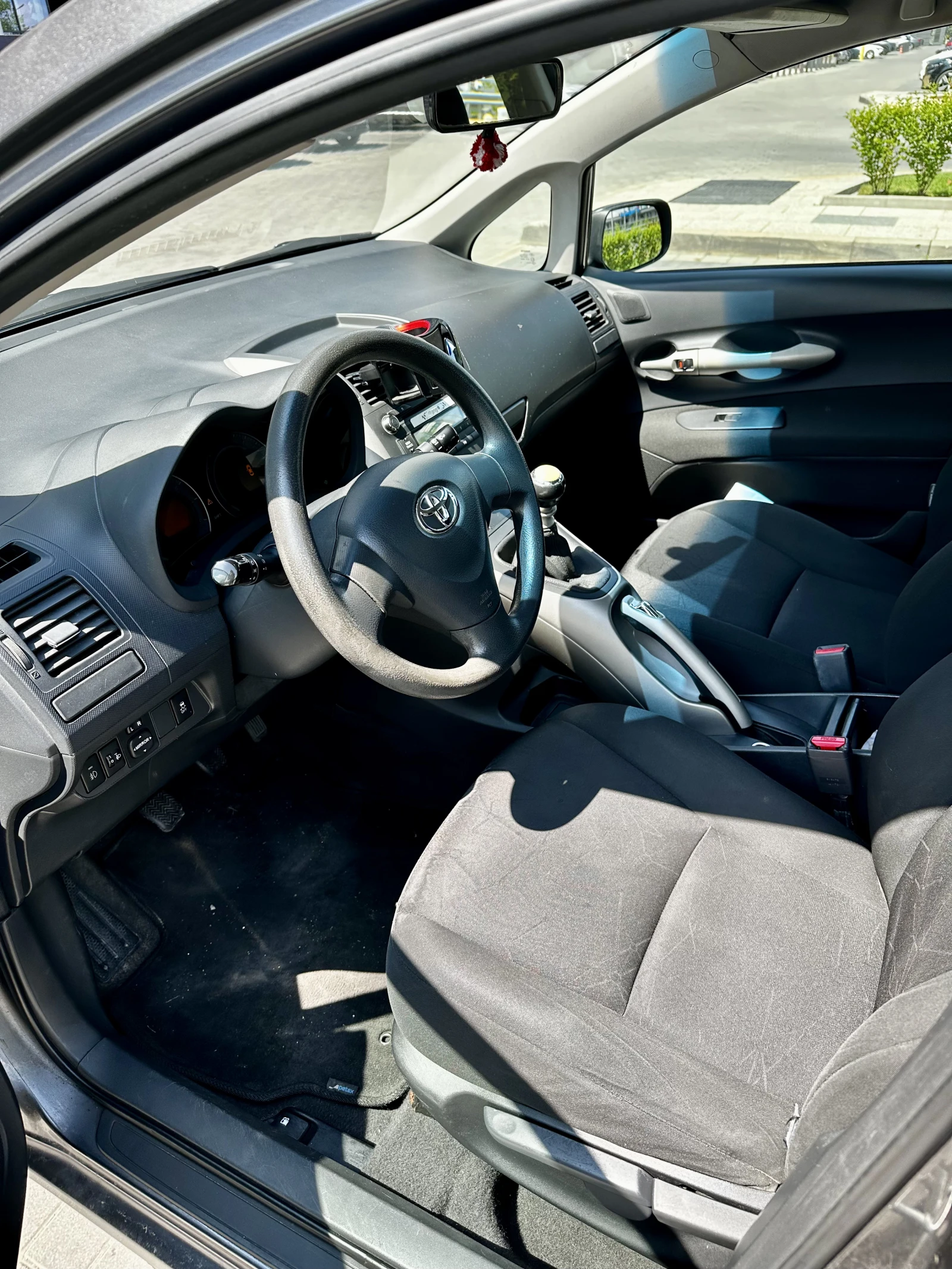 Toyota Auris, снимка 9 - Автомобили и джипове - 54933669