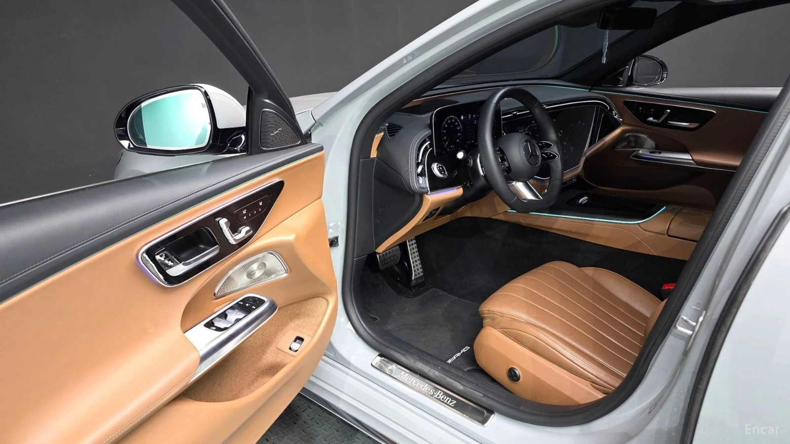 Mercedes-Benz E 300 AMG* 4MATIC* PREMIER SPECIAL* 360* HUD* PANO* FULL, снимка 8 - Автомобили и джипове - 55502034