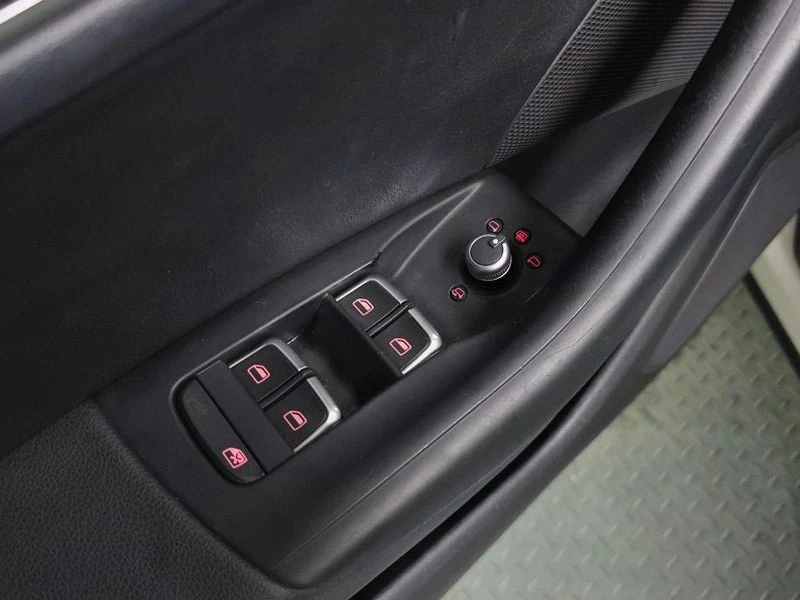 Audi Q3 * 2.0TDI* QUATTRO* ЦЕНАДОБГ!, снимка 16 - Автомобили и джипове - 55643202