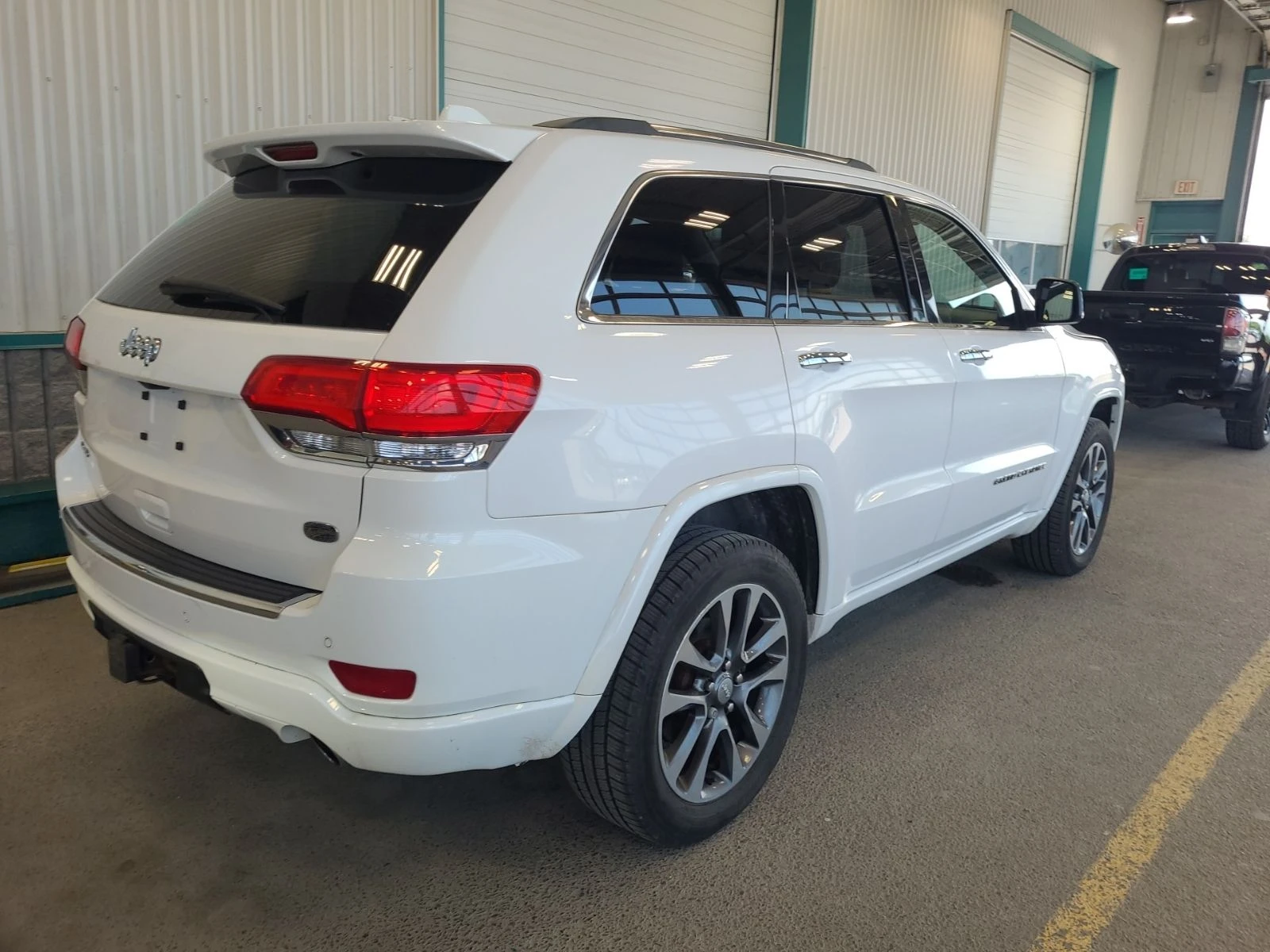 Jeep Grand cherokee * OVERLAND * АВТОКРЕДИТ БЕЗ ПЪРВОНАЧАЛНА ВНОСКА* , снимка 3 - Автомобили и джипове - 55693172