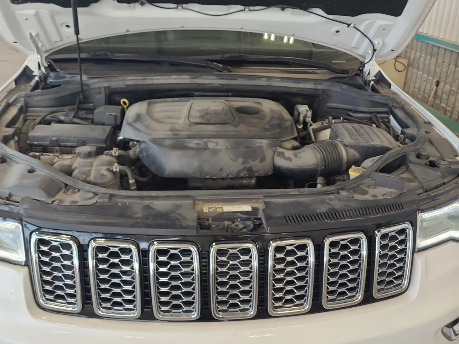 Jeep Grand cherokee * OVERLAND * АВТОКРЕДИТ БЕЗ ПЪРВОНАЧАЛНА ВНОСКА* , снимка 17 - Автомобили и джипове - 55693172