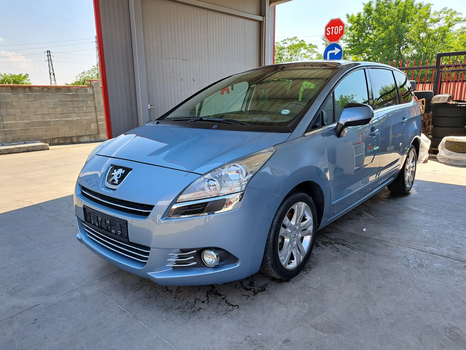 Peugeot 5008 1.6 HDI* PANORAMA* HEAD UP* NAVI* DVD* TOP - изображение 2