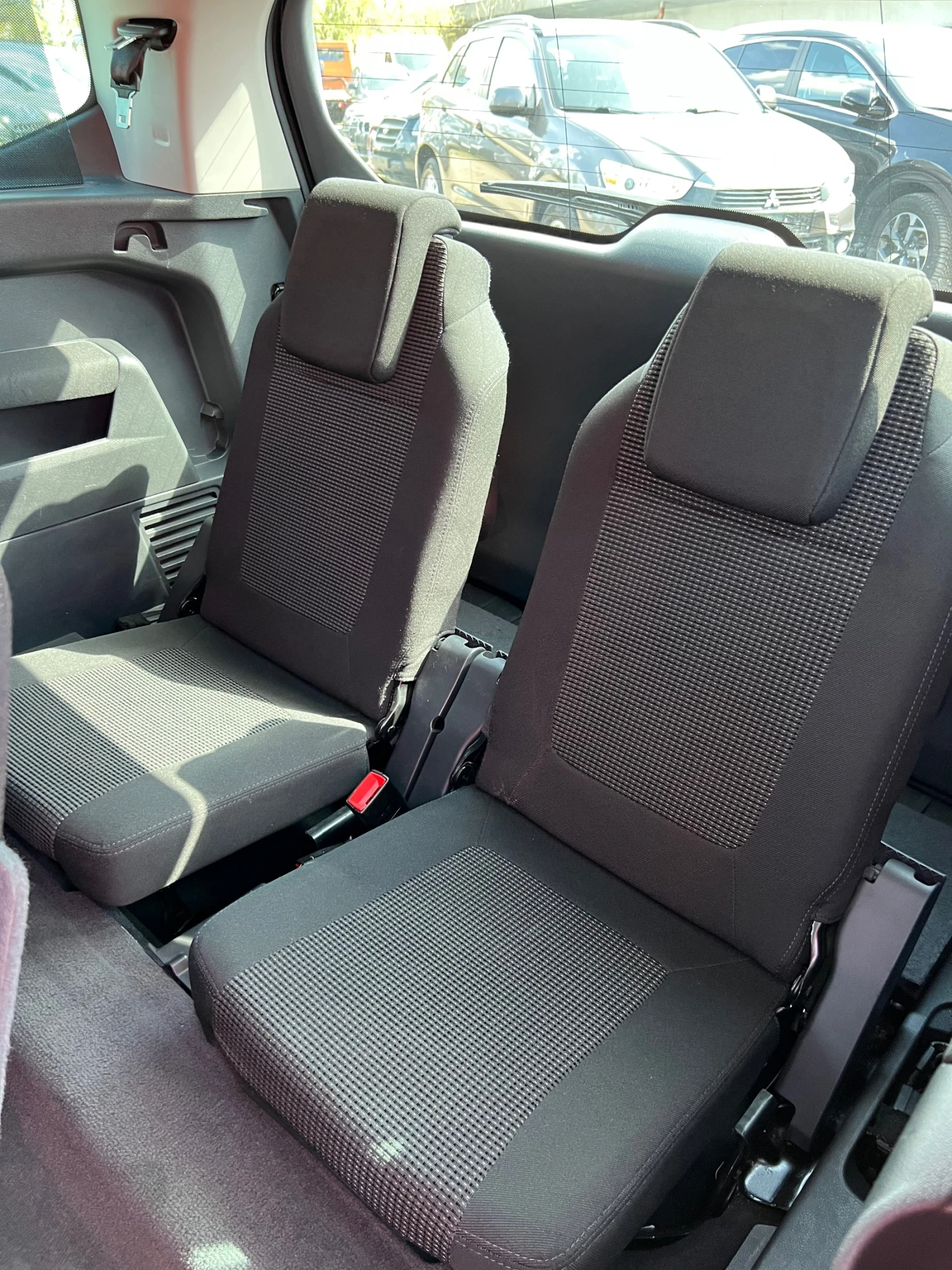 Peugeot 5008 2.0 HDI150кн, 7 места, сервизна книжка, DVD, снимка 9 - Автомобили и джипове - 54246654