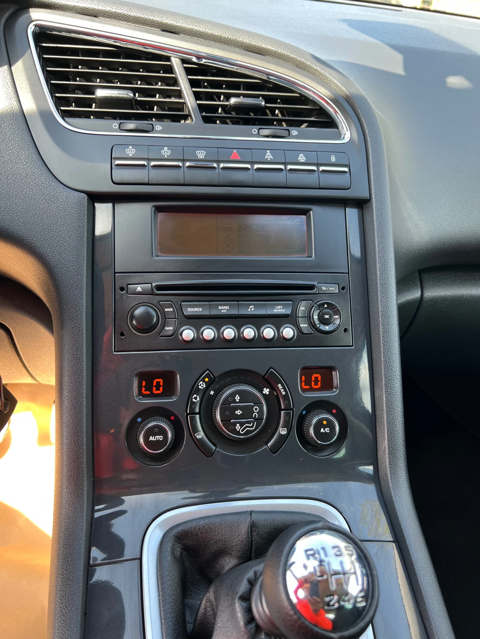 Peugeot 5008 2.0 HDI150кн, 7 места, сервизна книжка, DVD, снимка 14 - Автомобили и джипове - 54246654
