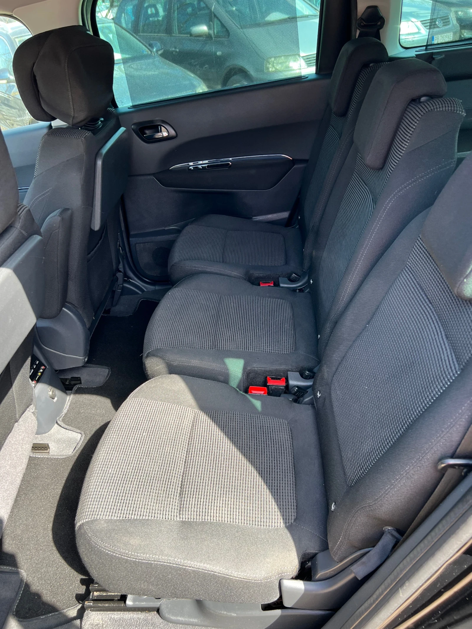 Peugeot 5008 2.0 HDI150кн, 7 места, сервизна книжка, DVD, снимка 8 - Автомобили и джипове - 54246654