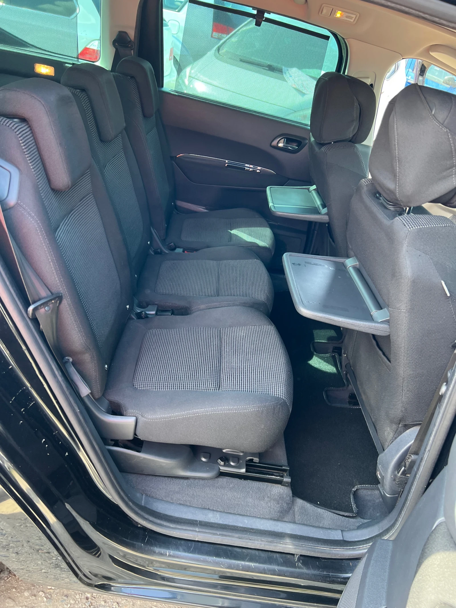 Peugeot 5008 2.0 HDI150кн, 7 места, сервизна книжка, DVD, снимка 11 - Автомобили и джипове - 54246654