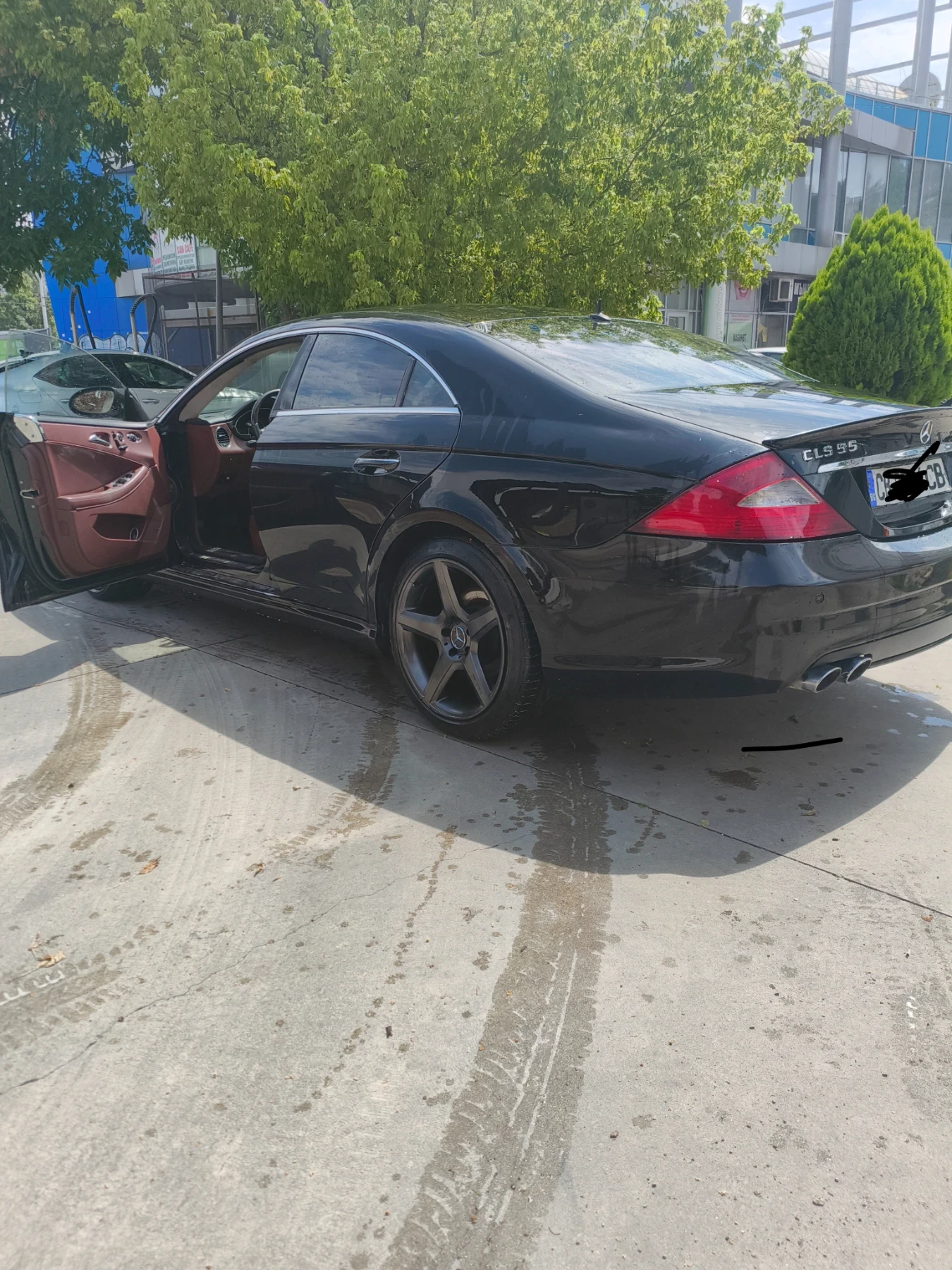 Mercedes-Benz CLS 500 V8 | AMG Package | Бордо салон | Стъклопакет | LPG