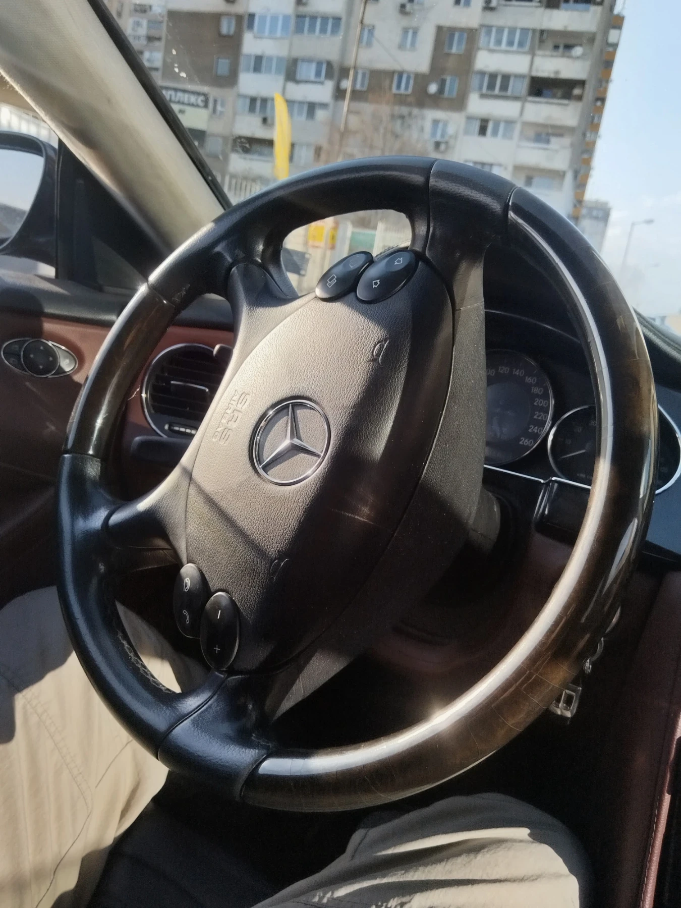 Mercedes-Benz CLS 500 V8 | AMG Package | Бордо салон | Стъклопакет | LPG, снимка 12 - Автомобили и джипове - 55169431