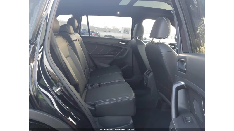 VW Tiguan R-LINE* PANORAMA* , снимка 10 - Автомобили и джипове - 53419632