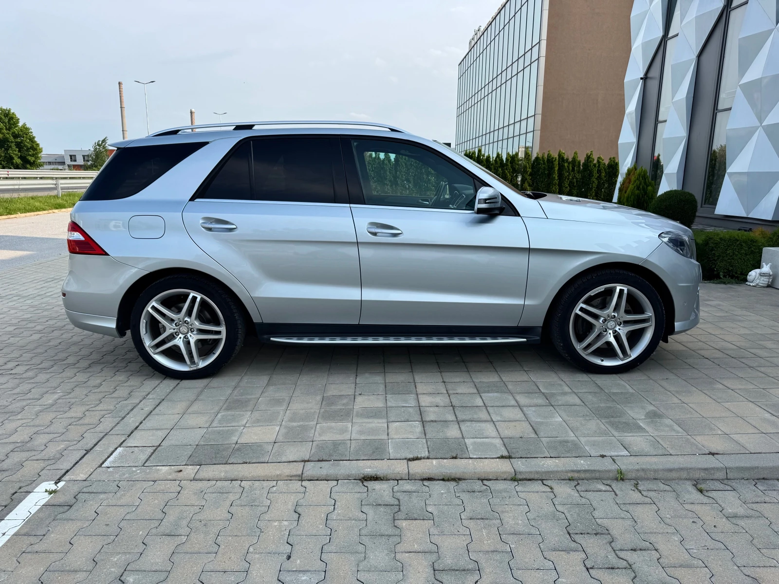 Mercedes-Benz ML 500 AMG-360-КАМЕРИ-DISTRONIC-МЪРТВА-ТОЧКА-ПОДГРЕВИ- - изображение 4