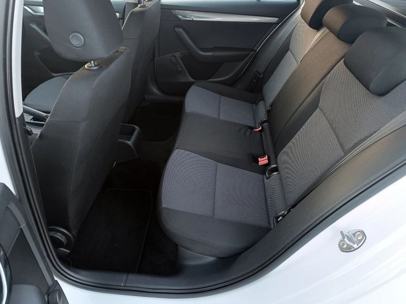 Skoda Octavia 1.6TDI 90k.c, снимка 15 - Автомобили и джипове - 52824155