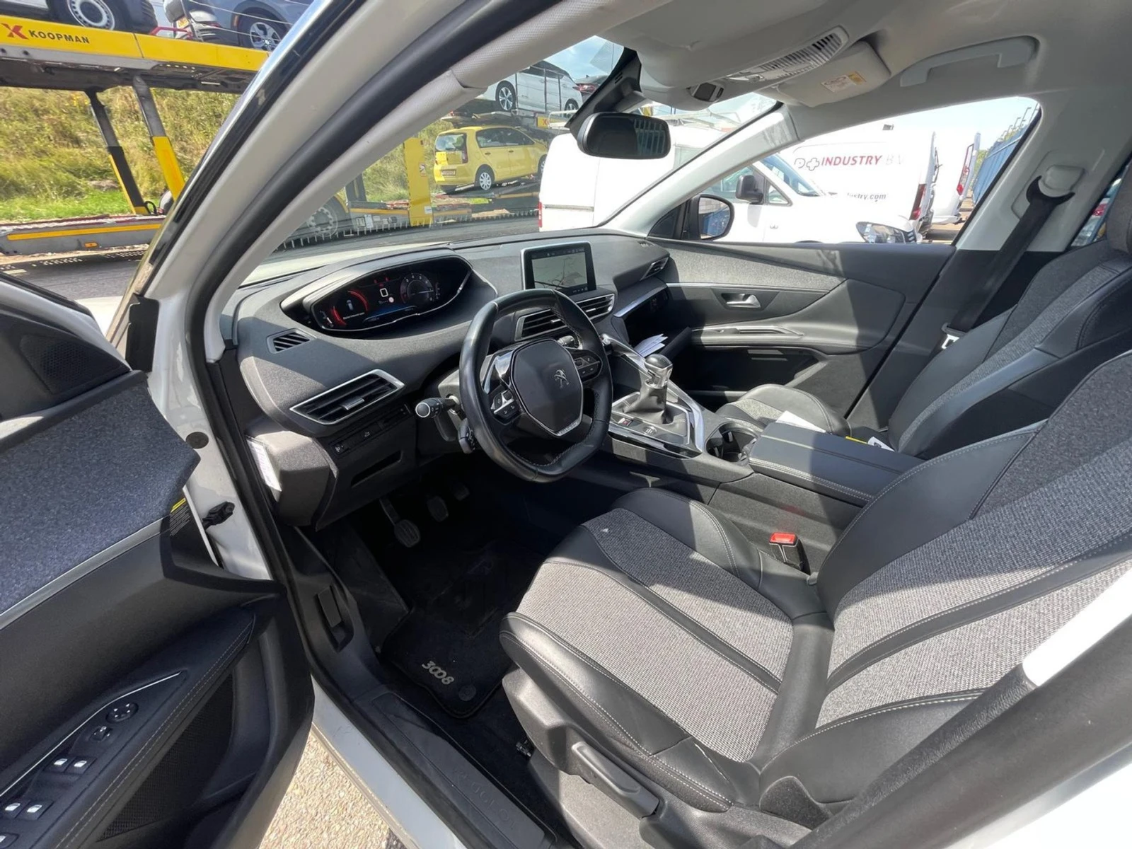 Peugeot 3008 1.2i Premium, снимка 5 - Автомобили и джипове - 54133504