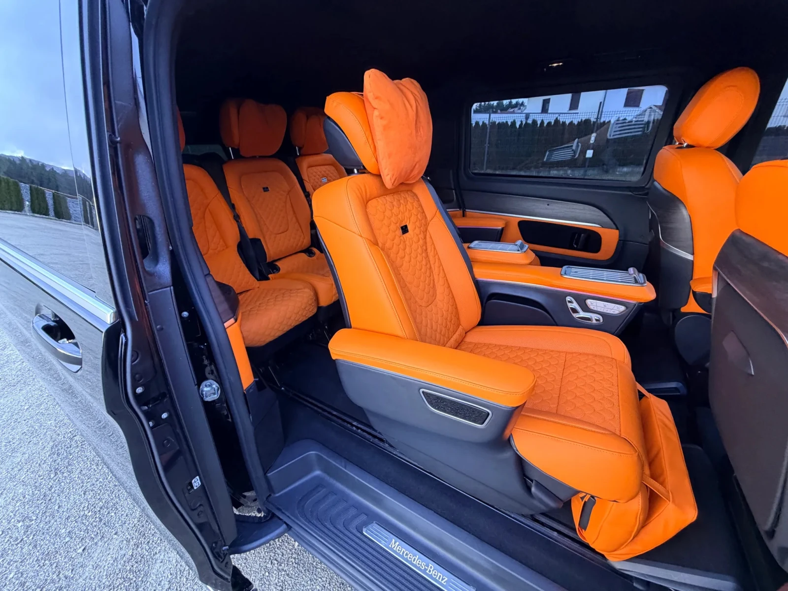 Mercedes-Benz V 300 d/AMG/4-MATIC/ARMORED B6/LUXESEATS/AIRMATIC/XL/, снимка 14 - Автомобили и джипове - 54216118