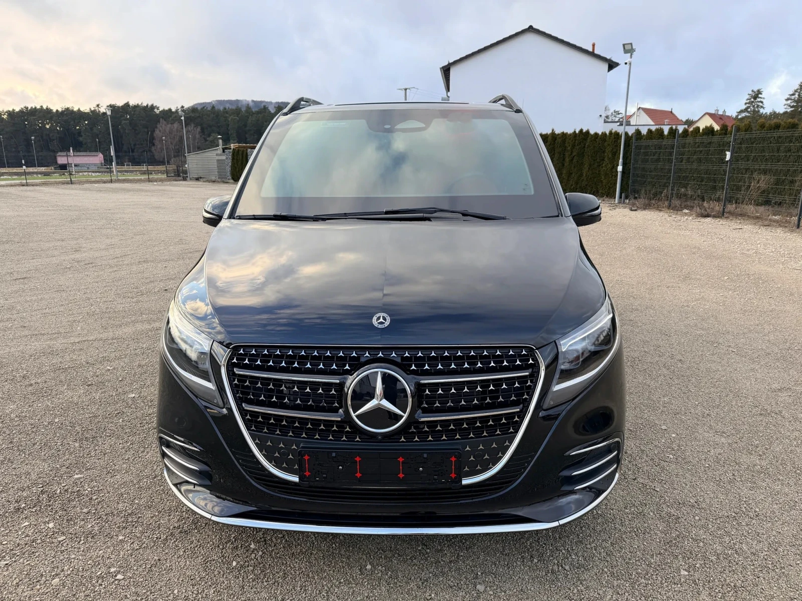Mercedes-Benz V 300 d/AMG/4-MATIC/ARMORED B6/LUXESEATS/AIRMATIC/XL/, снимка 2 - Автомобили и джипове - 54216118