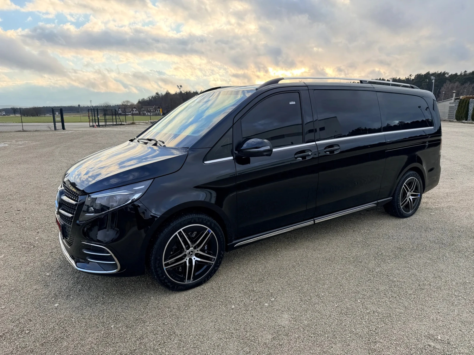 Mercedes-Benz V 300 d/AMG/4-MATIC/ARMORED B6/LUXESEATS/AIRMATIC/XL/, снимка 3 - Автомобили и джипове - 54216118