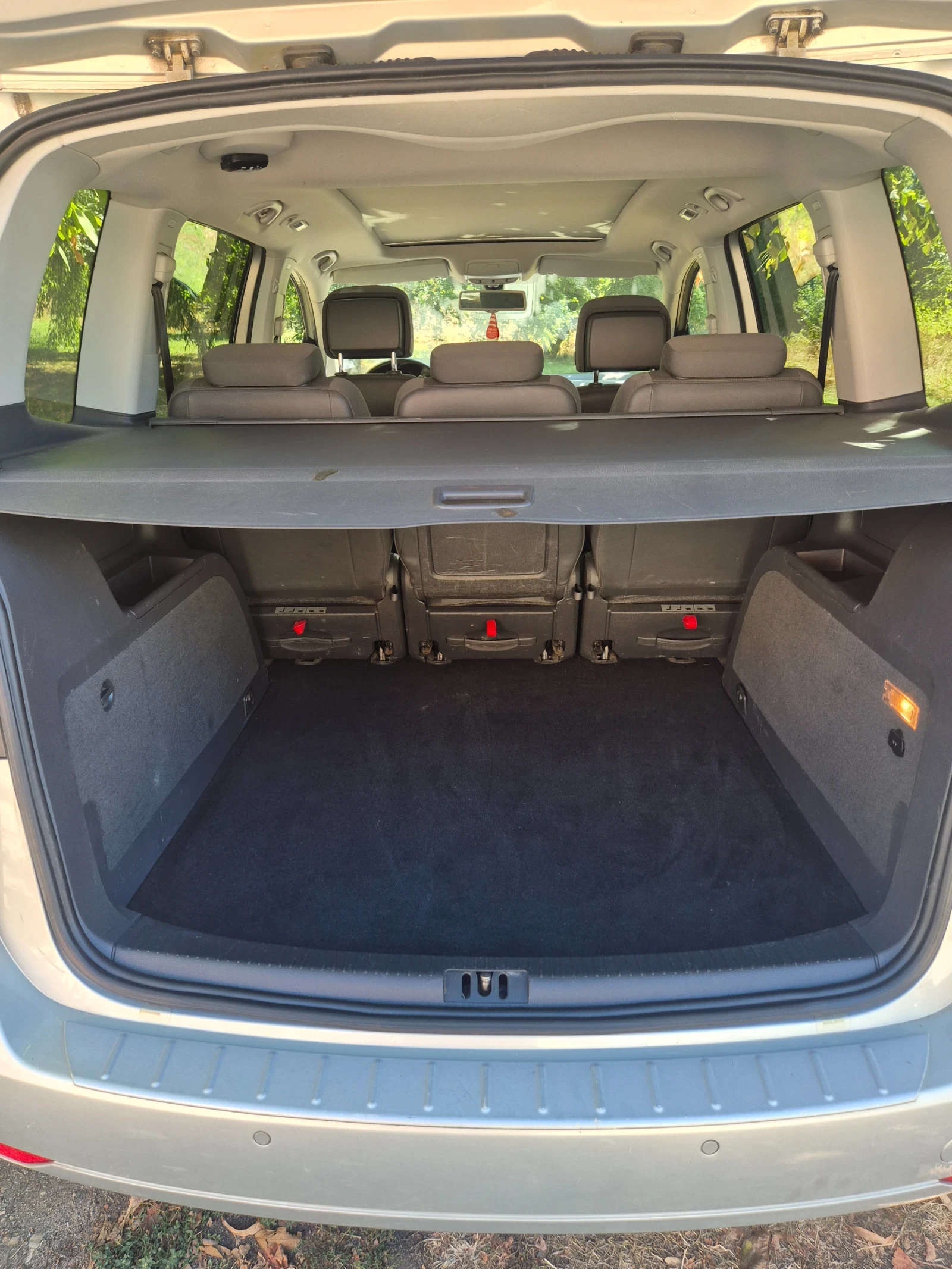 VW Touran, снимка 17 - Автомобили и джипове - 56298464