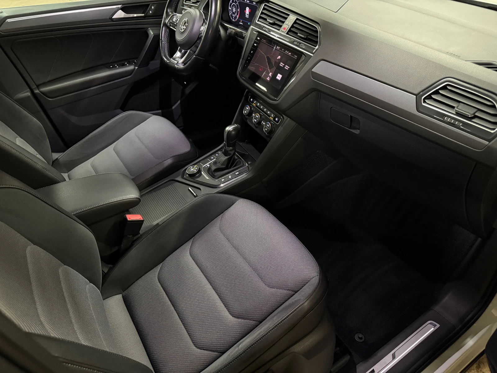 VW Tiguan 2.0TDI/3xR Line/4motion/Distronic/Cam360/KeyLess// | Mobile.bg   14