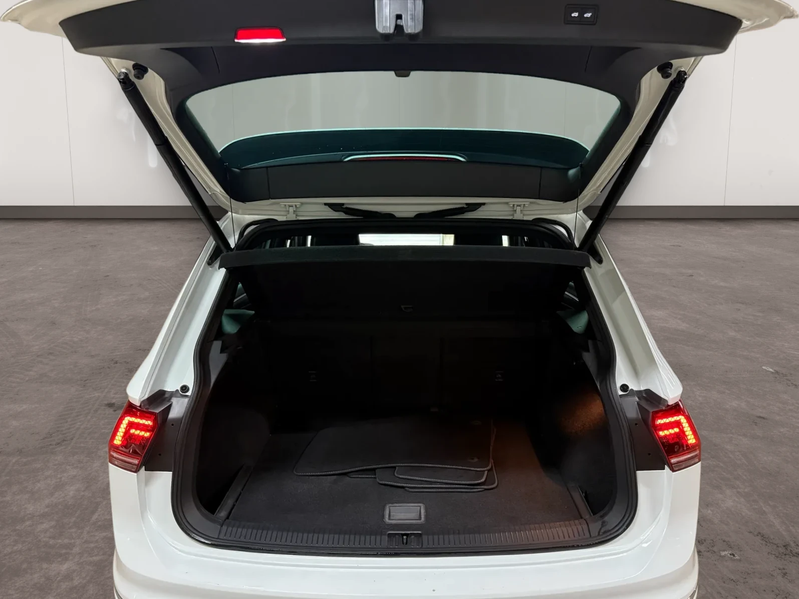 VW Tiguan 2.0TDI/3xR Line/4motion/Distronic/Cam360/KeyLess// | Mobile.bg   16