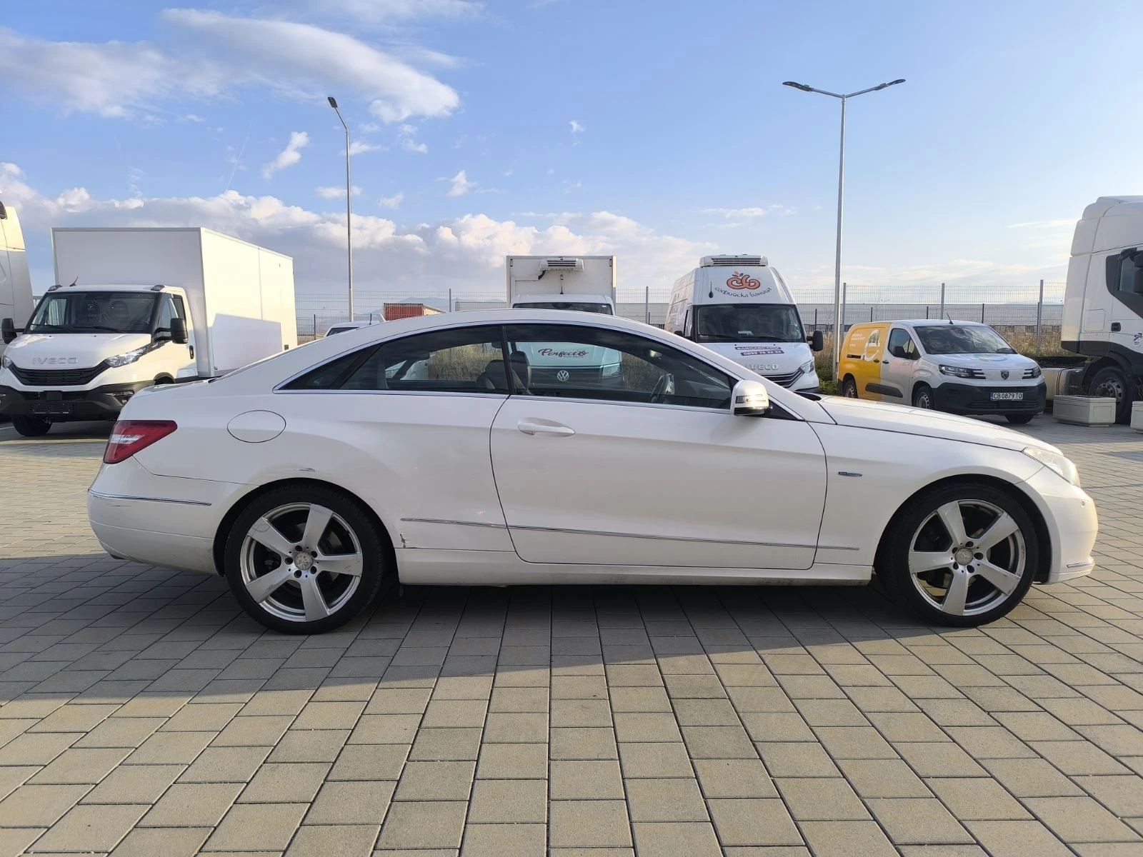 Mercedes-Benz E 350 * НАЛИЧНА* * ПЕРФЕКТНО ТЕХНИЧЕСКО СЪСТОЯНИЕ*  - изображение 4