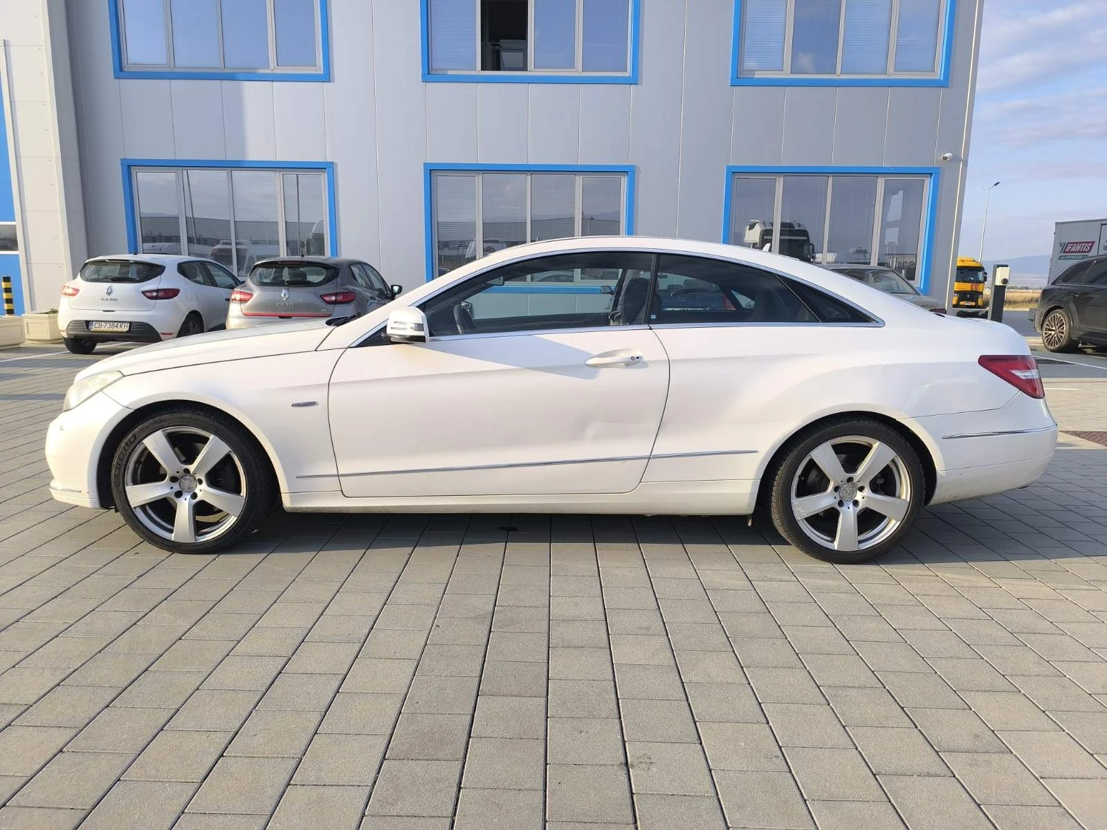 Mercedes-Benz E 350 * НАЛИЧНА* * ПЕРФЕКТНО ТЕХНИЧЕСКО СЪСТОЯНИЕ*  - изображение 3