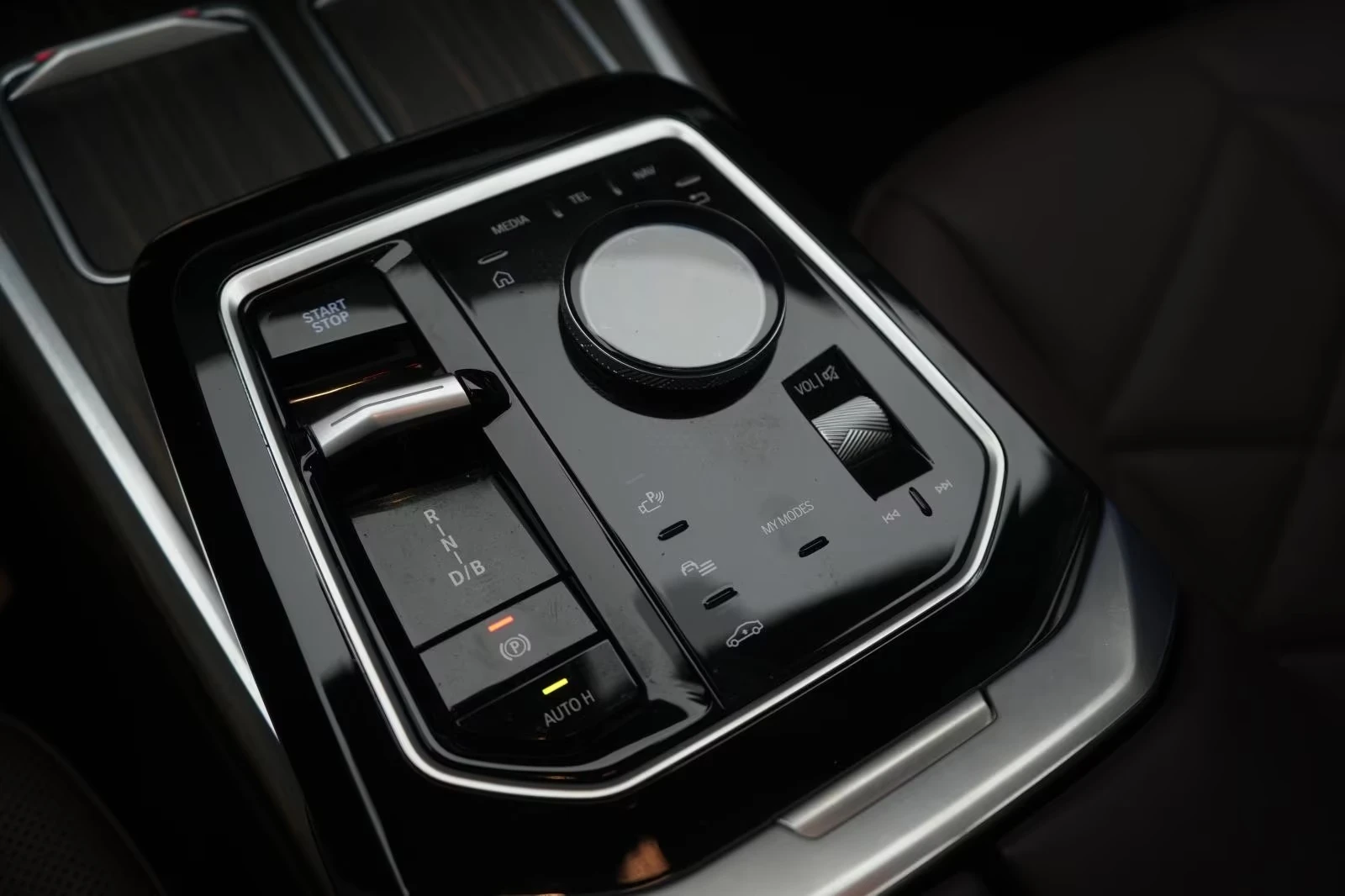 BMW i7 eDRIVE50 M-SPORT PAKET 360-CAMERA B&W, снимка 10 - Автомобили и джипове - 53933354