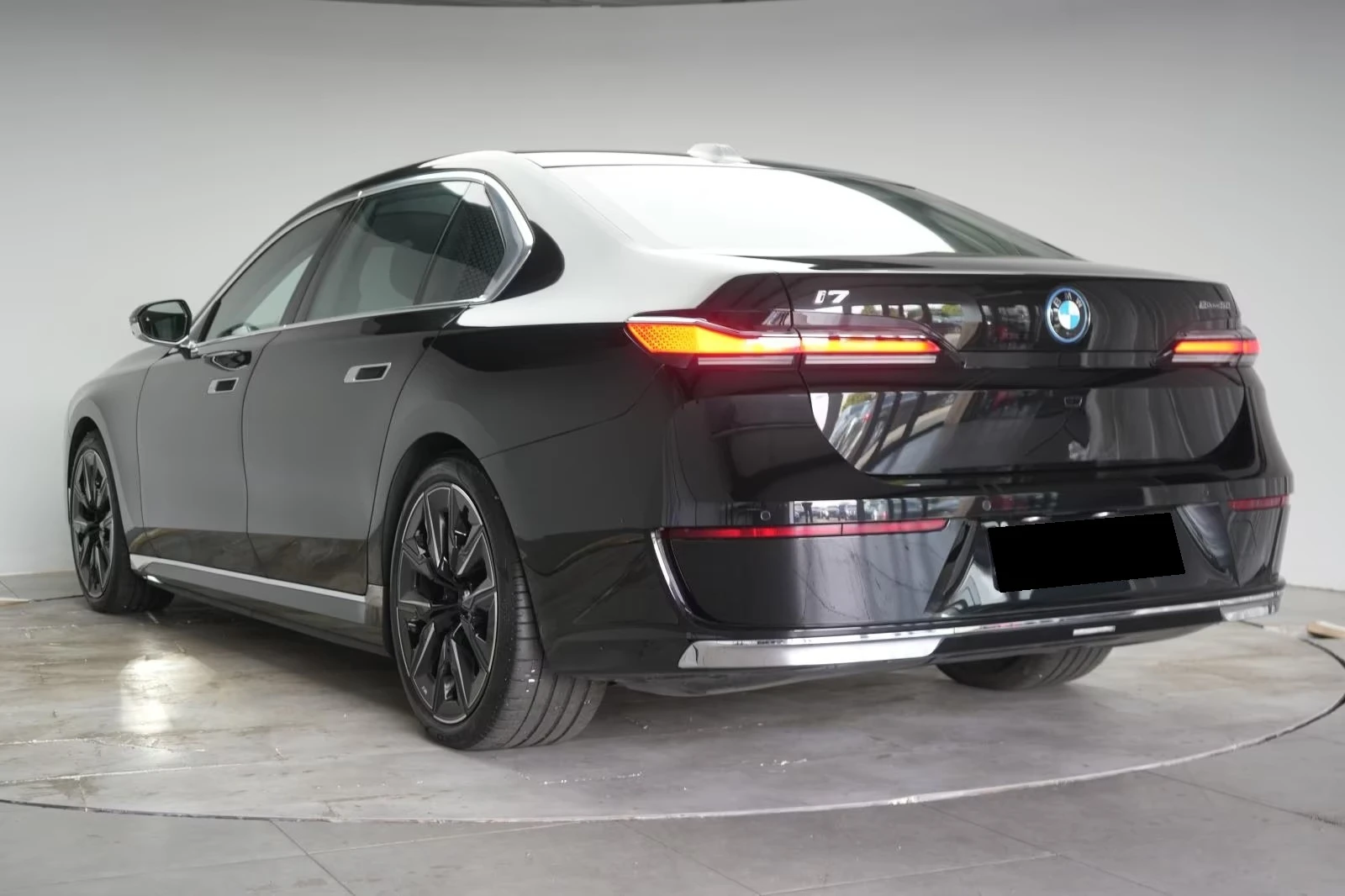 BMW i7 eDRIVE50 M-SPORT PAKET 360-CAMERA B&W, снимка 2 - Автомобили и джипове - 53933354