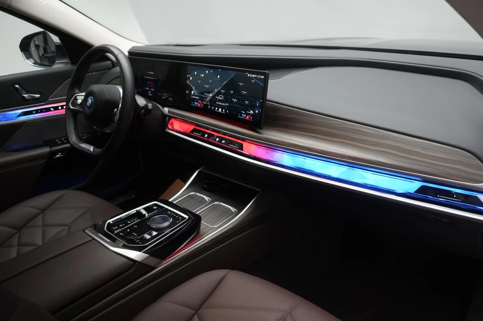 BMW i7 eDRIVE50 M-SPORT PAKET 360-CAMERA B&W, снимка 6 - Автомобили и джипове - 53933354