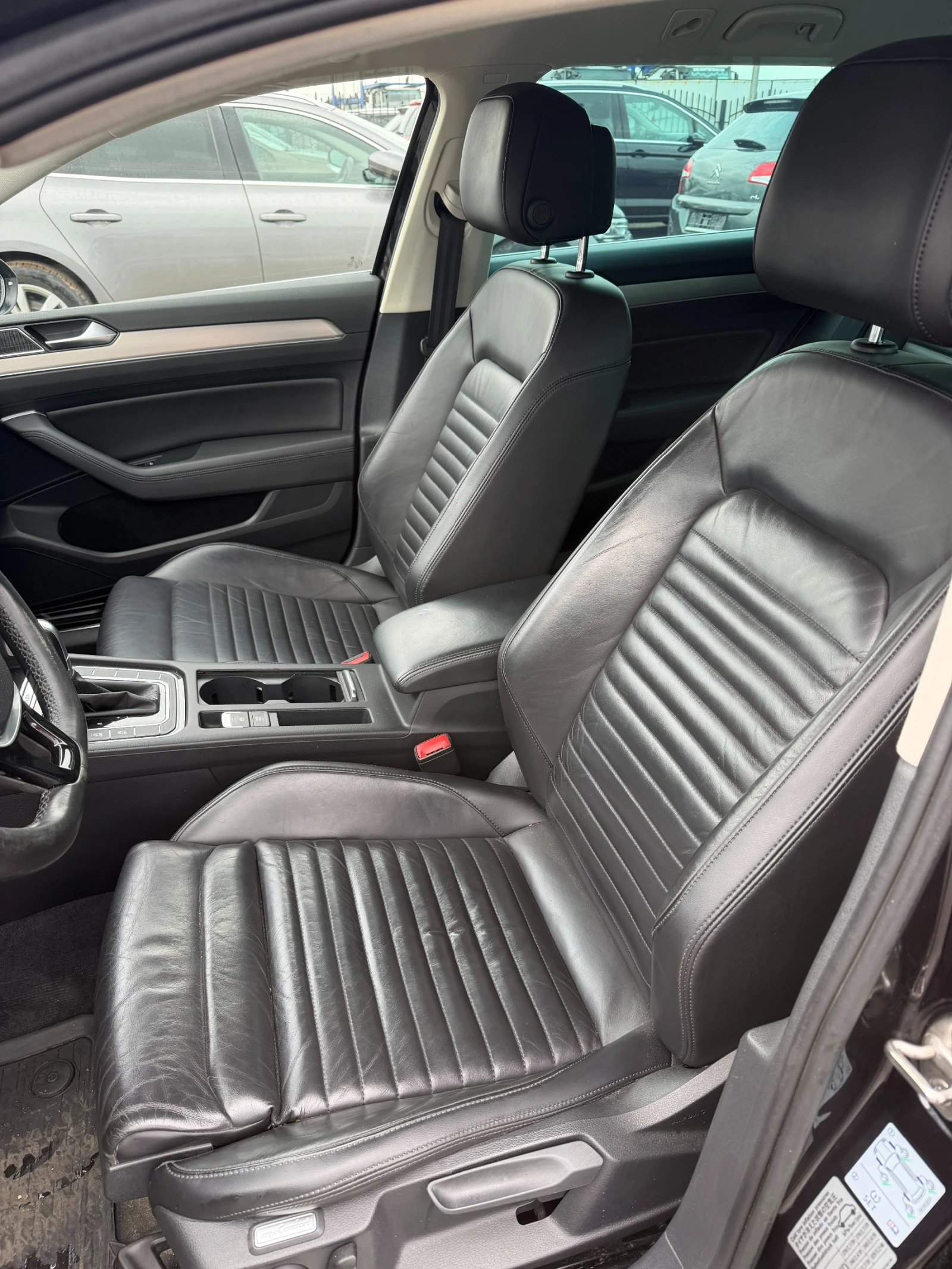 VW Passat 2.0TDI 4MOTION AVTOMAT/NAVI/KOJA EURO 6, снимка 12 - Автомобили и джипове - 54748073