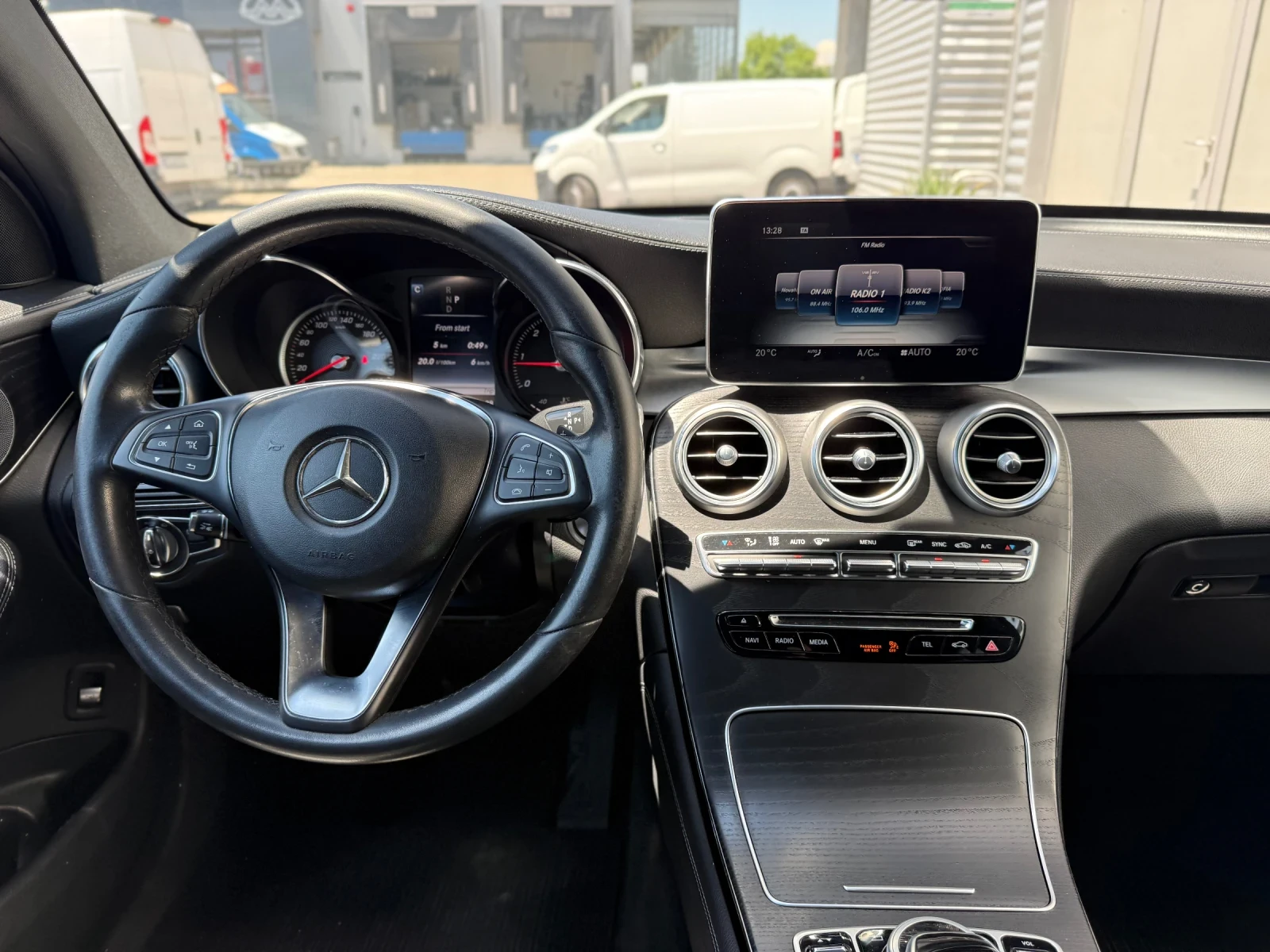 Mercedes-Benz GLC 250 4Matic+ AMG-Line+ Burmester+ Камера+ Подгрев, снимка 10 - Автомобили и джипове - 54847475