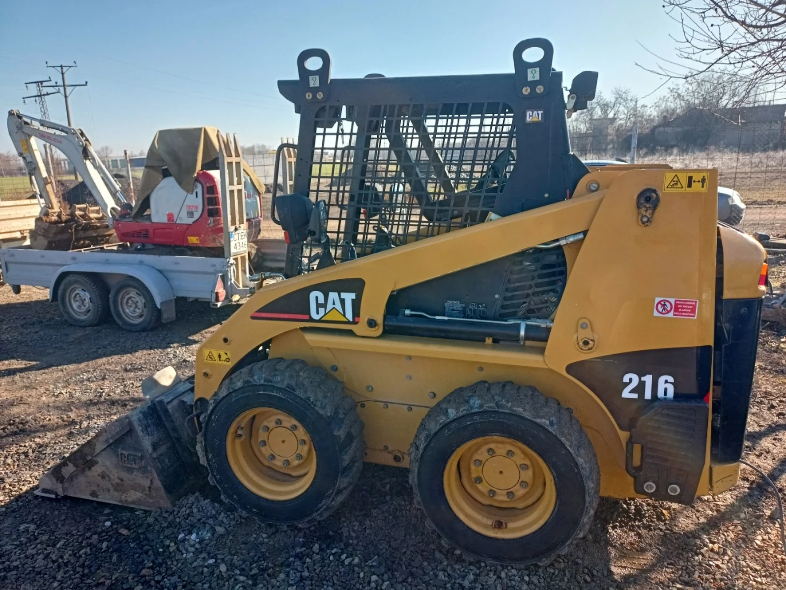 Мини челни товарачи Cat 216 - изображение 2