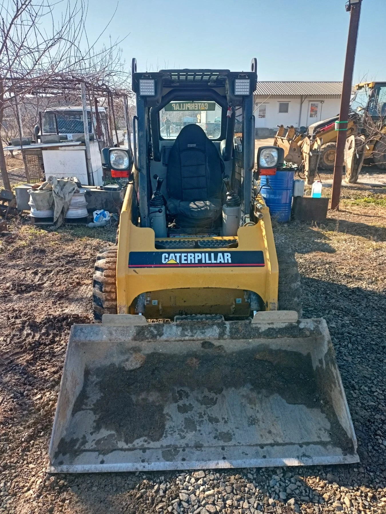 Мини челни товарачи Cat 216 - изображение 3