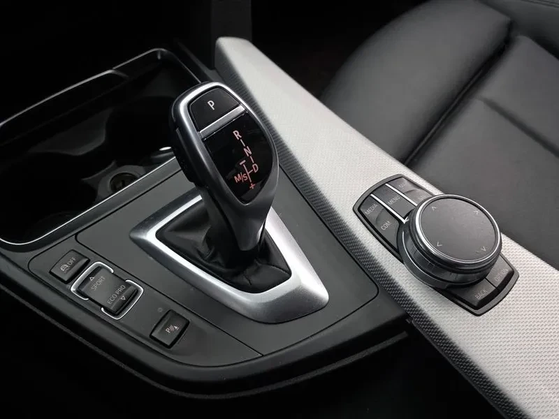 BMW 320 i, снимка 9 - Автомобили и джипове - 54593030