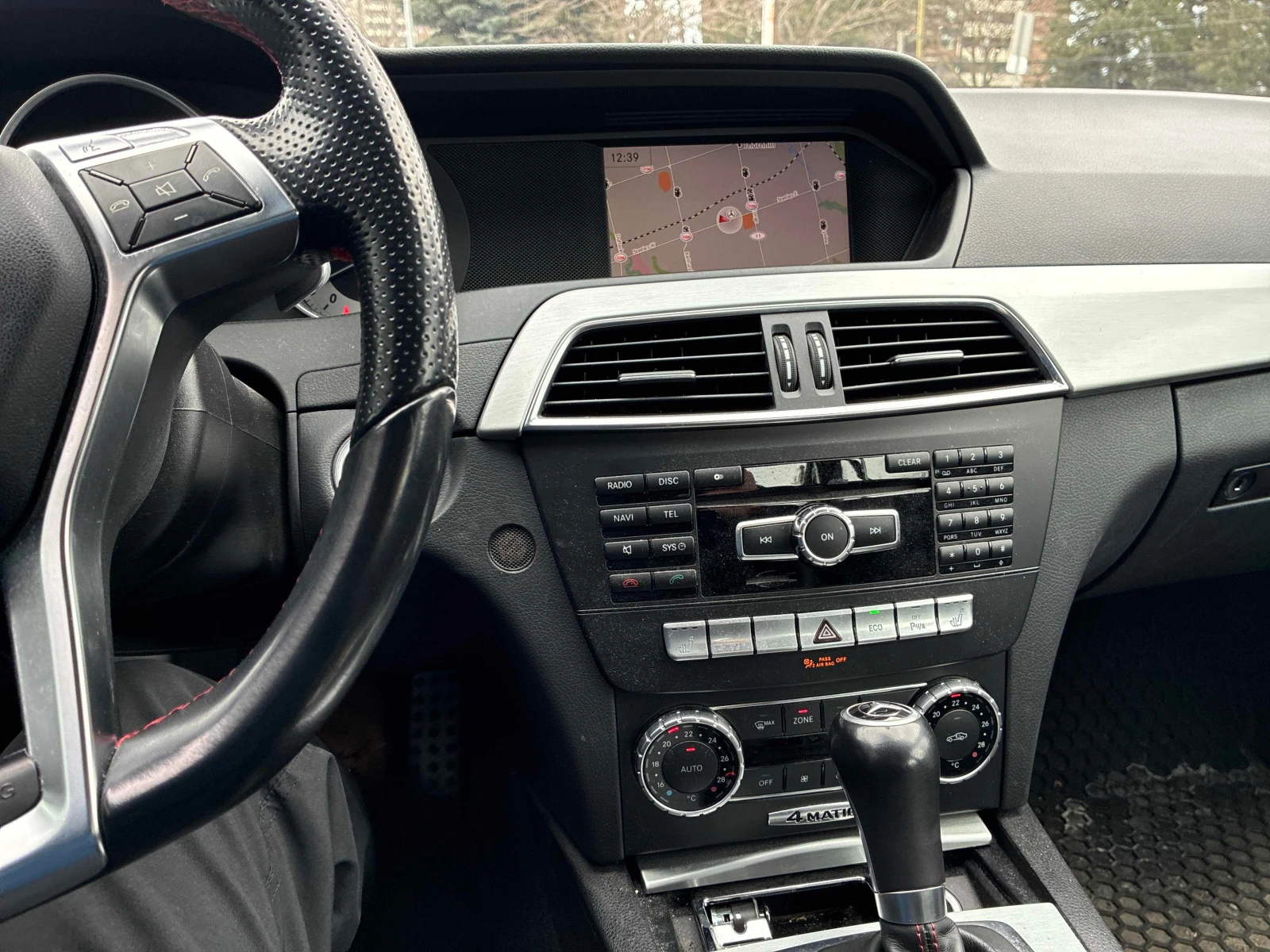 Mercedes-Benz C 350 CARFAX /Кожа+ Алкантара/Нави/Подгрев/Панорама, снимка 9 - Автомобили и джипове - 53740468