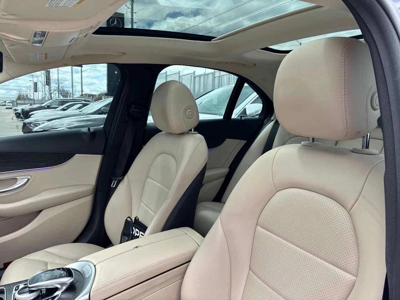 Mercedes-Benz C 300 4MATIC* DISTRONIC* 360КАМЕРИ* ШИБИДАХ* , снимка 11 - Автомобили и джипове - 54386015